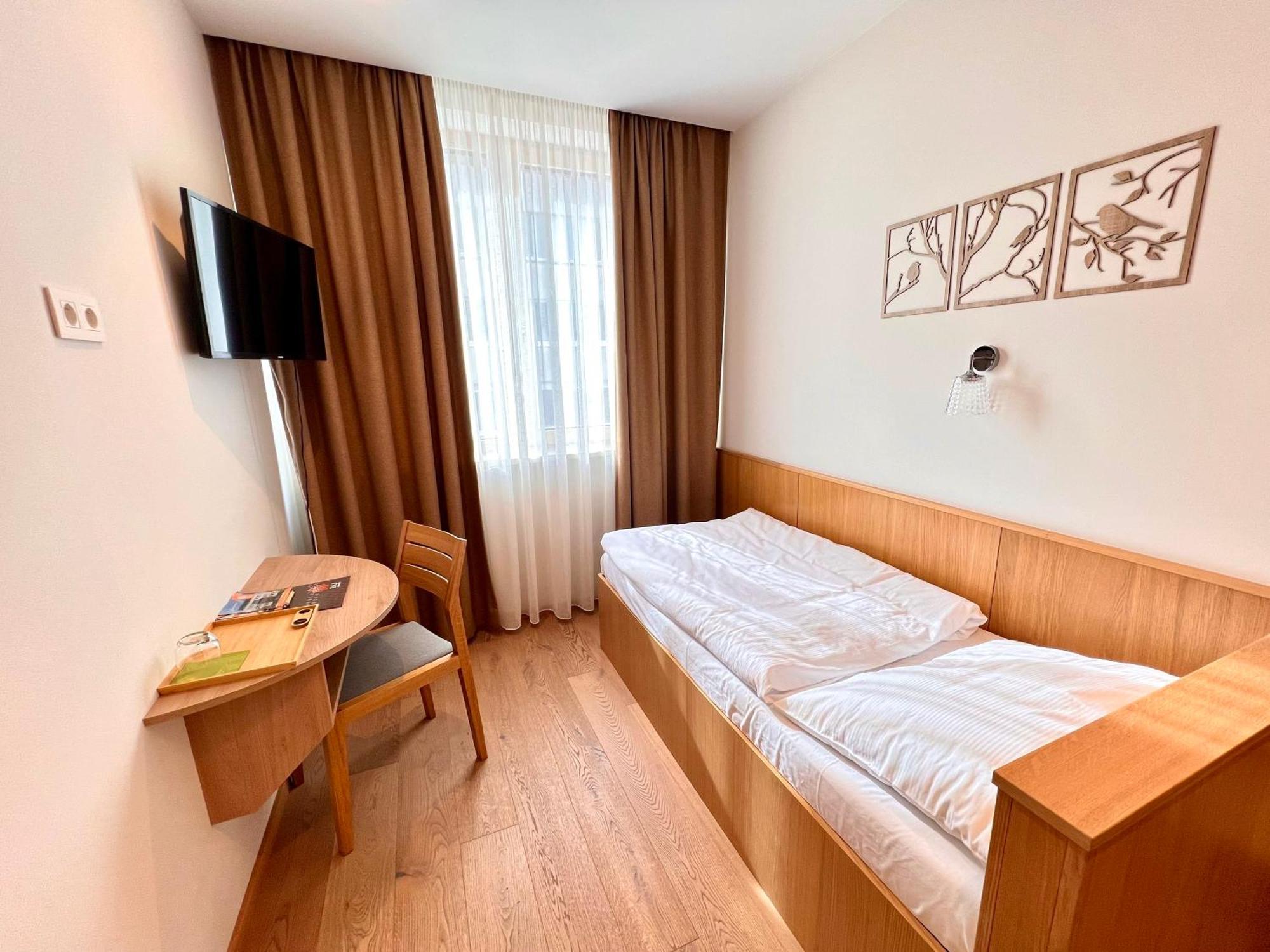 Raj Zdravia Hotel Bratislava Bagian luar foto